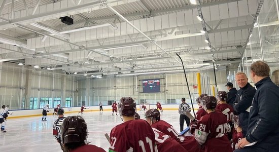 Latvijas U-20 hokejisti pārbaudes spēlē samet 11 golus