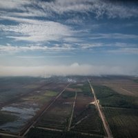 Valdgales kūdras ugunsgrēka dzēšanas darbos iesaistīsies viens Baltkrievijas helikopters
