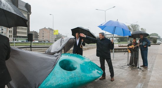 Foto: Rīgā atklāts jauns tēlniecības objekts – milzu bute