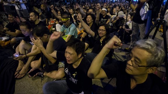 Honkongā tūkstotis cilvēku protestē pret Pekinas vēlēšanu ierobežojumiem - 3