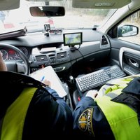 Ventspilī iereibis 'Volvo' vadītājs bez tiesībām bēg no policijas