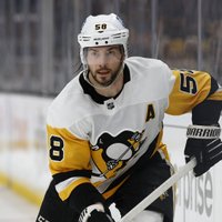 Rezultatīvais 'Penguins' aizsargs Letangs vienas spēles laikā tiek pie diviem NHL rekordiem