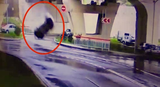 Video: Sočos 'Range Rover' nolido no gaisa pārvada; vadītājs sveiks