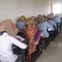 В Индии студенты колледжа сдавали экзамен с коробками на головах для защиты от списывания