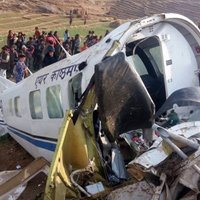 Foto: Nepālā lidmašīnas avārijā iet bojā piloti, deviņi pasažieri izdzīvo