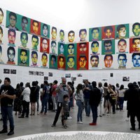 Ai Veivejs velta darbu 2014. gadā nolaupītajiem un nogalinātajiem meksikāņu studentiem