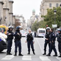 Вооруженный ножом мужчина напал на полицейский участок в Париже и был застрелен