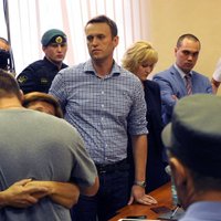 Оппозиционер Навальный отпущен под подписку о невыезде