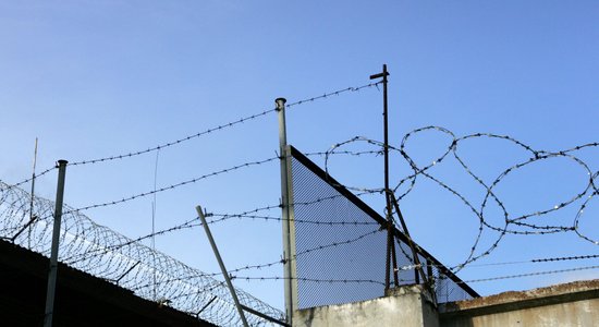 Jaunajos cietumos ieslodzītos varētu uzraudzīt tehnika; apsargus sola pārkvalificēt