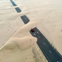 Iespaidīgi foto: Tuksnesis Dubaijā 'aprij' ceļus