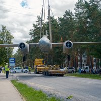 ФОТО: Скултский самолет ИЛ-28 перенесли в Музей авиации