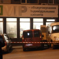 Pāris nedēļu laikā Ukrainā nolaupītas 15 'PrivatBank' piederošas inkasācijas automašīnas
