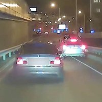 Video: Rīgā BMW neveiksmīgi bēg no policijas busiņa un avarē