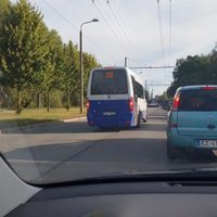 Video: Rīgas pasažieru busiņš aiztraucas pa pretējo joslu