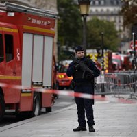 Uzbrucējs Parīzes policijas galvenajā mītnē nogalinājis četrus policistus