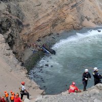 Foto: Sātana līkumā no augstas klints nogāžas peruāņu autobuss