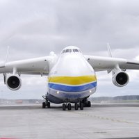 ФОТО, ВИДЕО: В Риге приземлился гигантский самолет "Ан-225 Мрия"