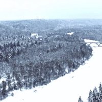 Video: Brīnišķīgi sniegotās Siguldas skati no putna lidojuma