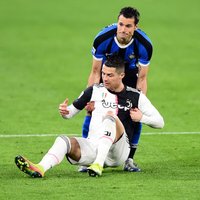 Itālijas labākie futbola klubi vienojas par spēlētāju algu samazināšanu