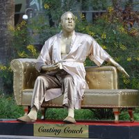 В Голливуде появилась статуя "кушетки для кастинга" с Харви Вайнштейном в пижаме и тапках