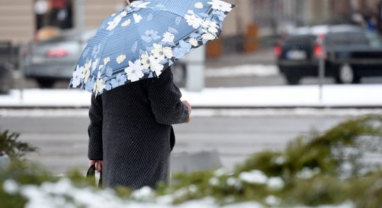 Piektdienas pēcpusdienā lietum pievienosies slapjš sniegs 