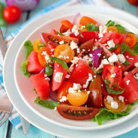 Ne tikai grieķu salātos: 12 salātu receptes krēmīgā fetas siera izmantošanai