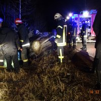 ФОТО: Тяжелая авария на шоссе Рига-Ропажи - водитель не справился с управлением