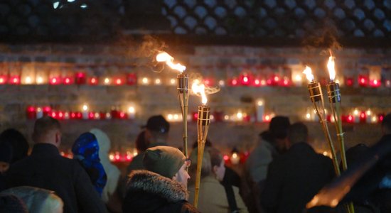 Foto: Svecīšu tūkstoši izgaismo Lāčplēša dienas pasākumus Rīgā