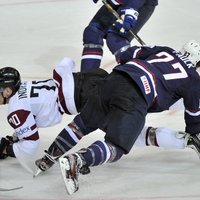 Fotoreportāža: Latvijas hokejistiem amerikāņi nav 'pa zobam'