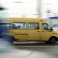Rīgā agresīvs un iereibis pasažieris 'uzbrūk' mikroautobusa durvīm