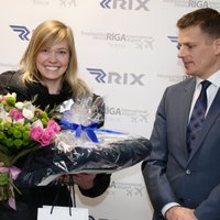 ФОТО: Рекордным пассажиром аэропорта "Рига" стала симпатичная блондинка