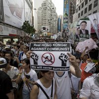 Desmitiem tūkstoši Ķīnai piedrošajā Honkongā piedalās demokrātijas atbalsta gājienā