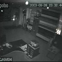 Zagļi aplaupa veikalu, nepamanot novērošanas kameru (novērošanas kameras video)