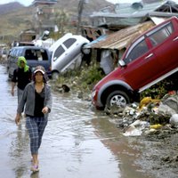 Vētrā Filipīnās bojāgājušo skaits varētu būt stipri pārspīlēts; iedzīvotāji izlaupa rīsu noliktavu