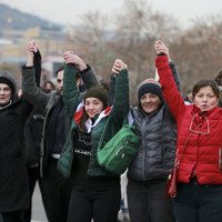 Gruzijā tūkstošiem cilvēku sadodas rokās "vienotības ķēdē"