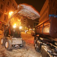 Из Риги вывезено 9400 кубометров снега; список улиц, где запрещена парковка