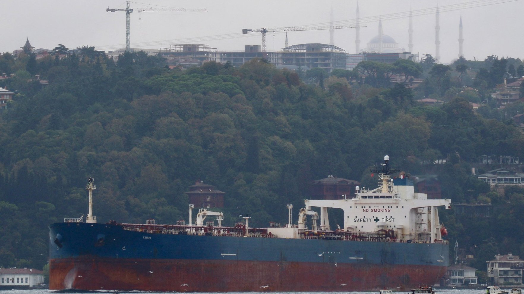 Video: Bulgārijas piekrastē uz sēkļa uzskrējis Krievijas ēnu flotes kuģis