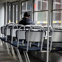 Rīgā pensionāriem daļēji atjauno atlaides braukšanai sabiedriskajā transportā