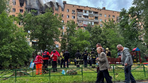 Harkivā raķešu un dronu uzbrukumā nogalināti trīs un ievainoti 20 cilvēki