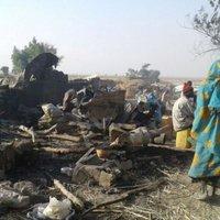Nigērijā pārpratuma dēļ uzlidojumā bēgļu nometnei nogalināti vismaz 100 cilvēki