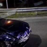 Divu automašīnu avārijā Sarkandaugavā cieš vīrietis