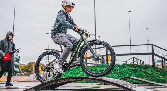 Video: Rīgas Centra sporta kvartālā atklāta jauna velotrase