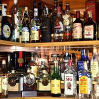 Krievijā krīzes dēļ popularitāti gūst alkohols, kas imitē viskija un ruma garšu