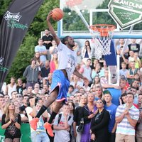 Fotoreportāža: ielu basketbola 'slam dunk' pasaules meistari spīd Grīziņkalnā