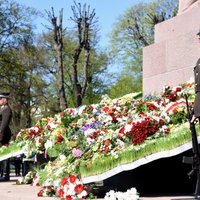 Foto: Politiķi, amatpersonas un armijas pārstāvji noliek ziedus pie Brīvības pieminekļa