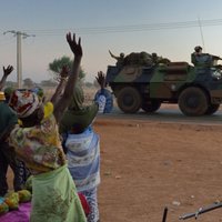 BBC: franču spēki sākuši ielu kaujas ar Mali nemierniekiem