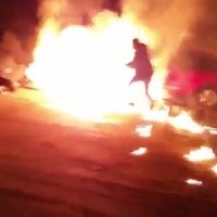Video: Jaunieši Rīgā ar ugunīgu šovu iznīcina vecu 'Mazda' spēkratu