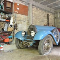 Izsolīs šķūnīti 40 gadus nostāvējušu 90 gadus vecu 'Bugatti'