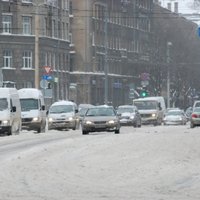Sniega dēļ braukšana apgrūtināta visā valstī; Rīgas mērs pikts