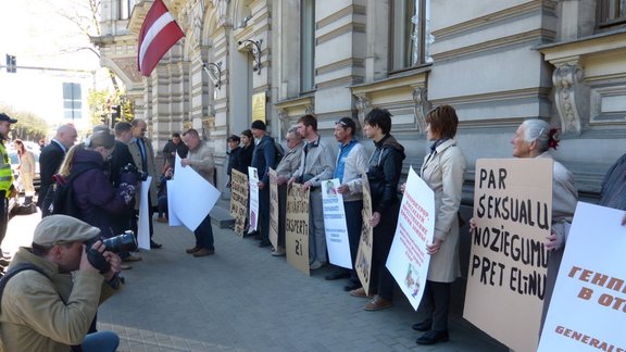  у здания Генеральной прокуратуры в Риге, требуем справедливого суда